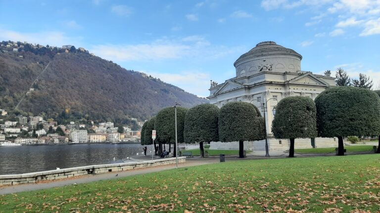 Il Tempio Voltiano sul lungolago di Como