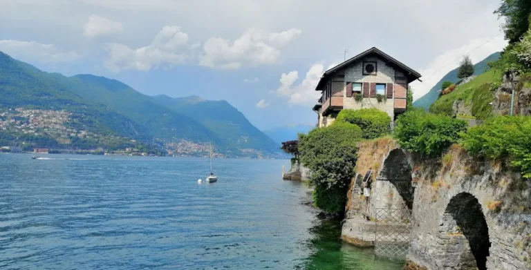 La Passeggiata Ramelli lungo il Lago di Como
